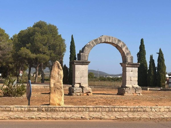 Cabanes recibe una subvención destinada a su arco romano