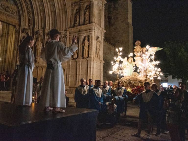 Más de 2.000 romeras y romeros han acompañado a la Virgen durante los más de 20 kilómetros que separan el santuario de la localidad.