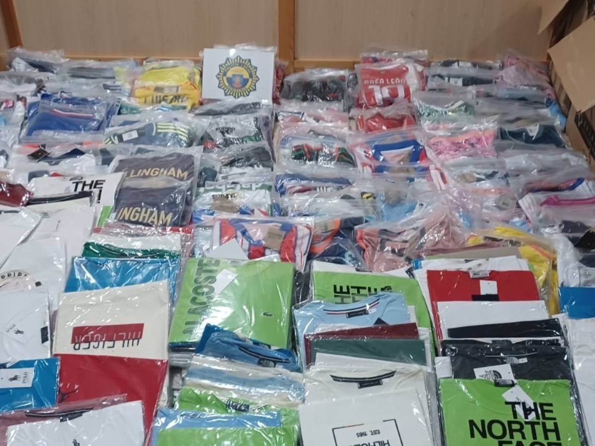 Confiscación masiva de camisetas falsas en Peñíscola