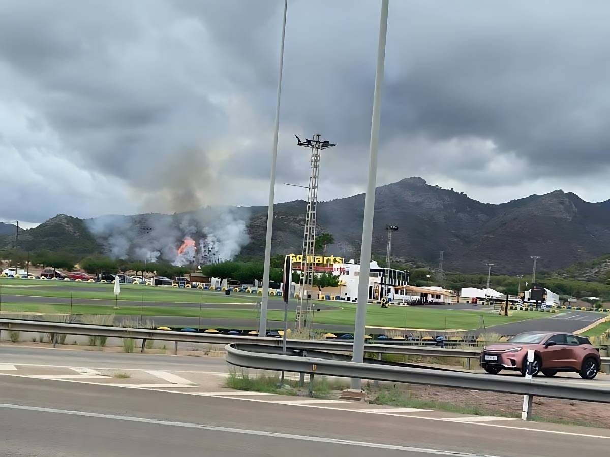 Declarado incendio junto a la AP-7 entre Benicàssim y Oropesa