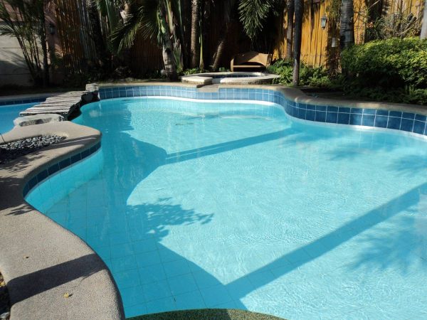 Detenidos los padres de un niño que casi se ahoga en una piscina