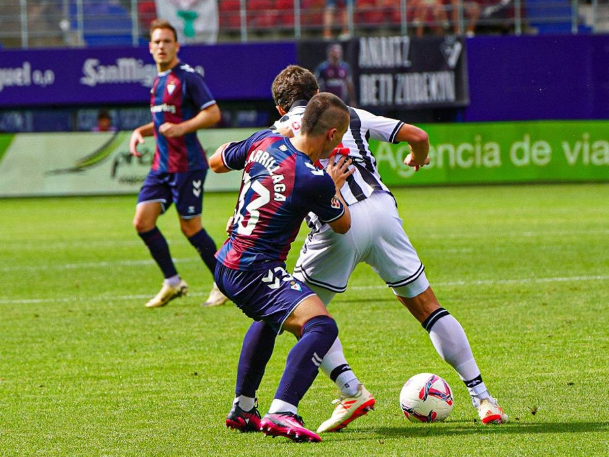 El CD Castellón hizo un gran partido en Eibar, pero el VAR anuló un gol de Douglas en el primer tiempo por fuera de juego.