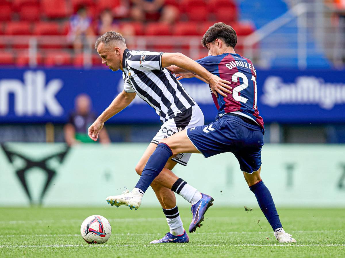 El CD Castellón hizo un gran partido en Eibar, pero el VAR anuló un gol de Douglas en el primer tiempo por fuera de juego.