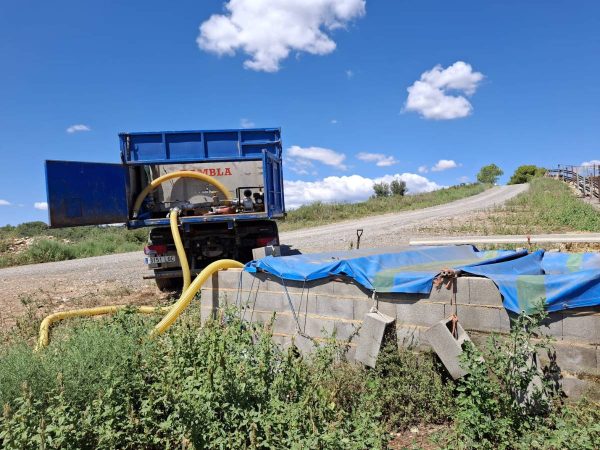 El Consell suministra agua urgente a una ganadería de Altura