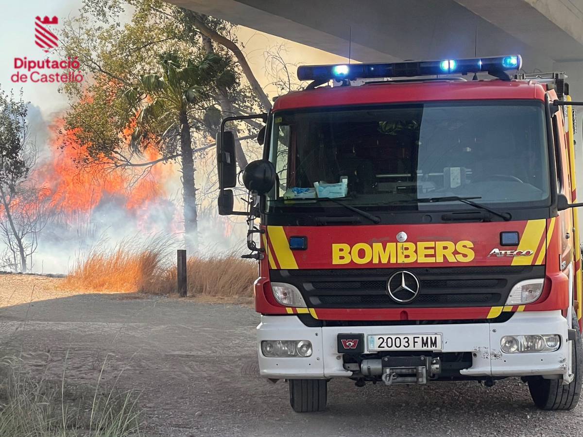 El incendio de Almassora moviliza más medios y es declarado forestal