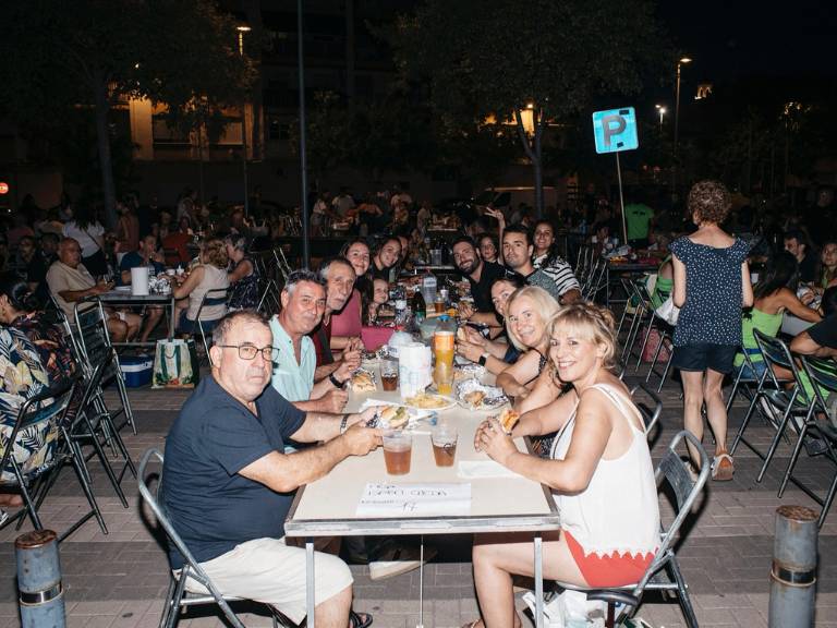 La agenda festiva del barrio del Serrallo, emblemático y marinero del Grao, incluye eventos gastronómicos, musicales y taurinos con gran arraigo y participación.