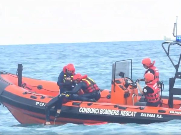 Embarcación volcada en la costa de Oropesa moviliza a la URA