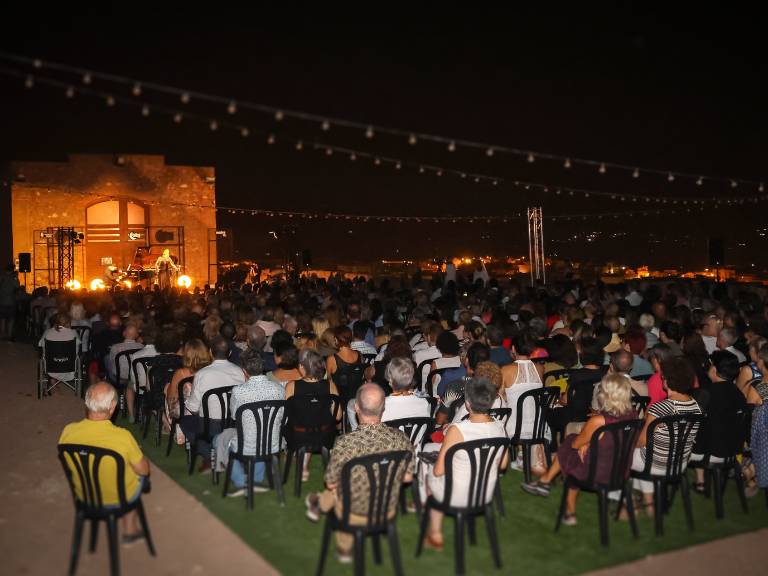 La soprano Ainhoa Arteta deslumbra en el Castillo de las 300 Torres con Íntims al Castell