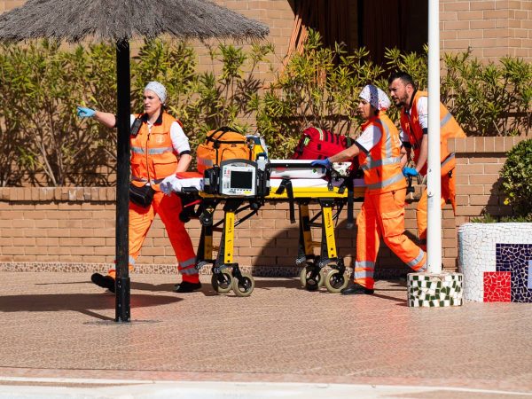 Fallece un menor tras caer de un tercer piso al huir de la Policía en Torrent