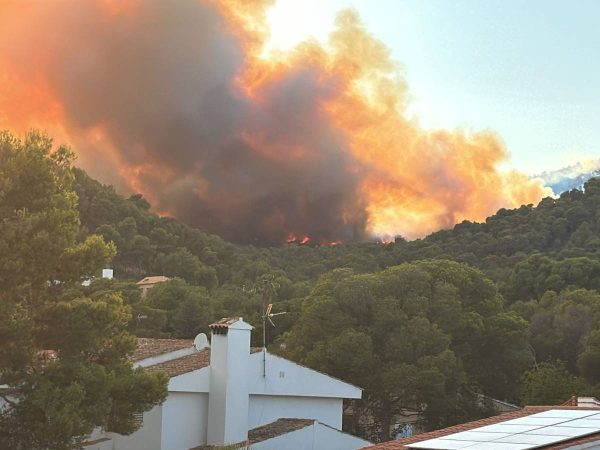 El incendio de Benicàssim sigue activo con evolución favorable