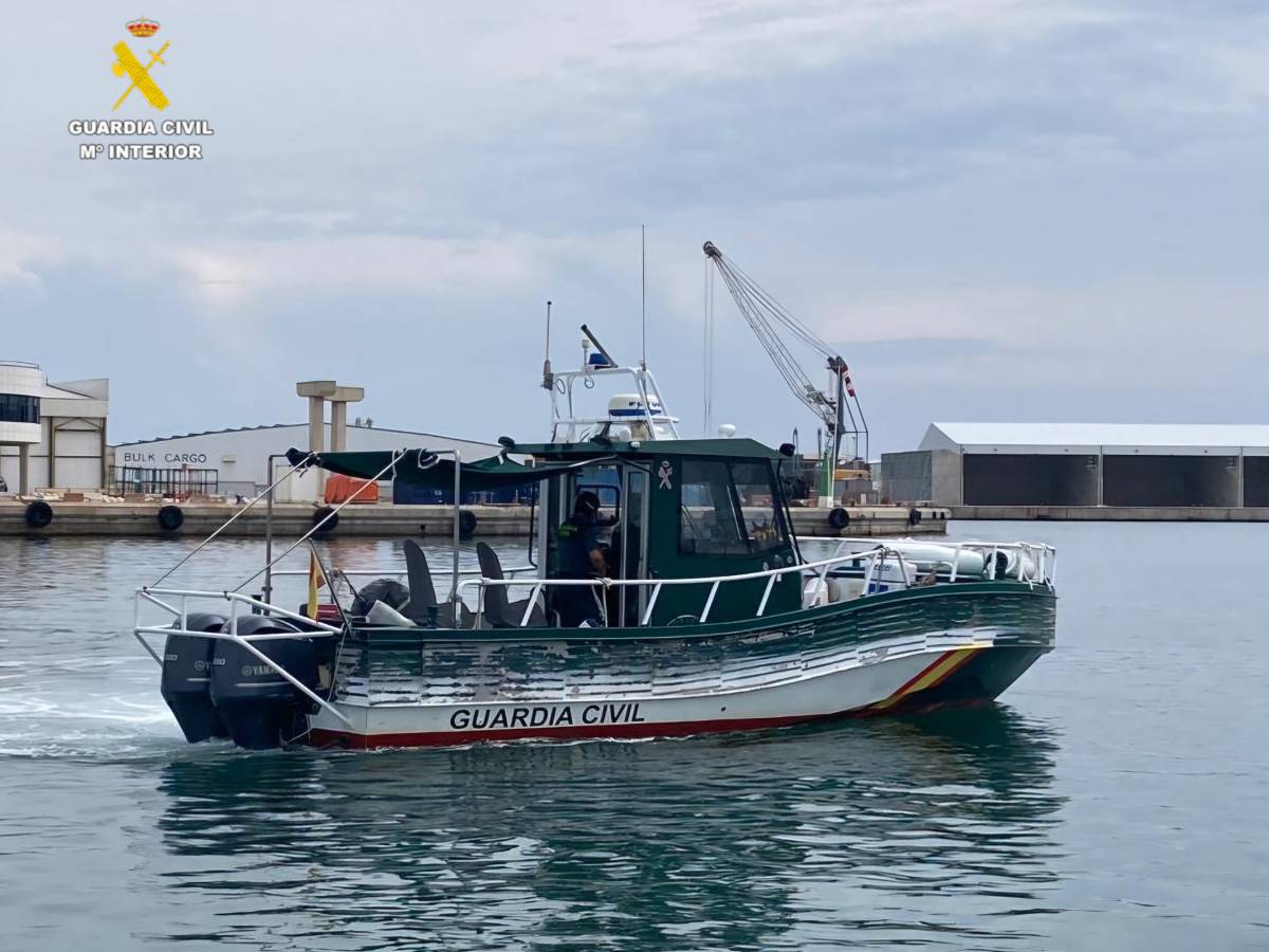 La Guardia Civil rescata en Benicàssim al tripulante de un velero tras caer al mar