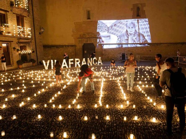 La luz de 14.000 velas llena de magia el casco histórico de Vilafranca