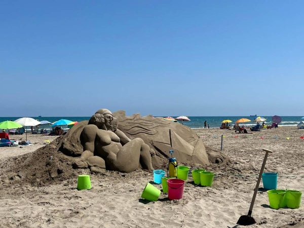 La playa del Gurugú se transforma en un museo de esculturas de arena