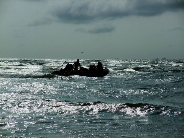 La policía portuaria de Castellón rescata a 3 personas en la playa del Pinar