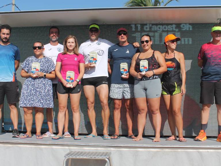 Un total de 200 nadadores participantes de diversas categorías, han recorrido el trazado de 1,5 kilómetros en la playa Casablanca de Almenara..