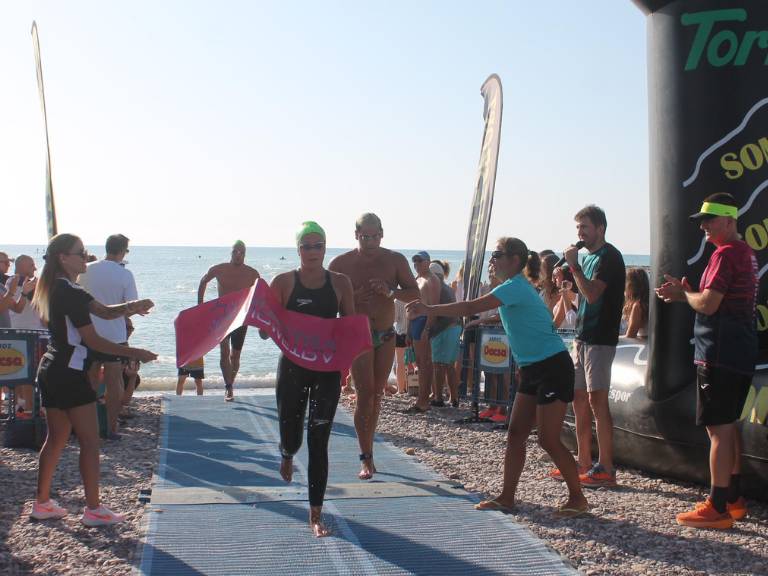 Un total de 200 nadadores participantes de diversas categorías, han recorrido el trazado de 1,5 kilómetros en la playa Casablanca de Almenara..