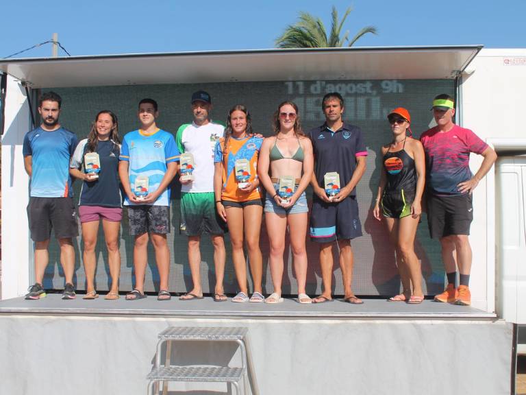 Un total de 200 nadadores participantes de diversas categorías, han recorrido el trazado de 1,5 kilómetros en la playa Casablanca de Almenara..