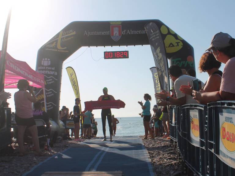 Un total de 200 nadadores participantes de diversas categorías, han recorrido el trazado de 1,5 kilómetros en la playa Casablanca de Almenara..