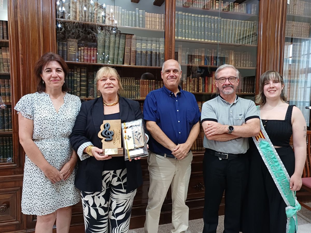 L’alcalde de Benicarló, Juanma Cerdá, ha rebut la directora que enguany s’encarregarà de dirigir la Serenata a Sant Bartomeu.