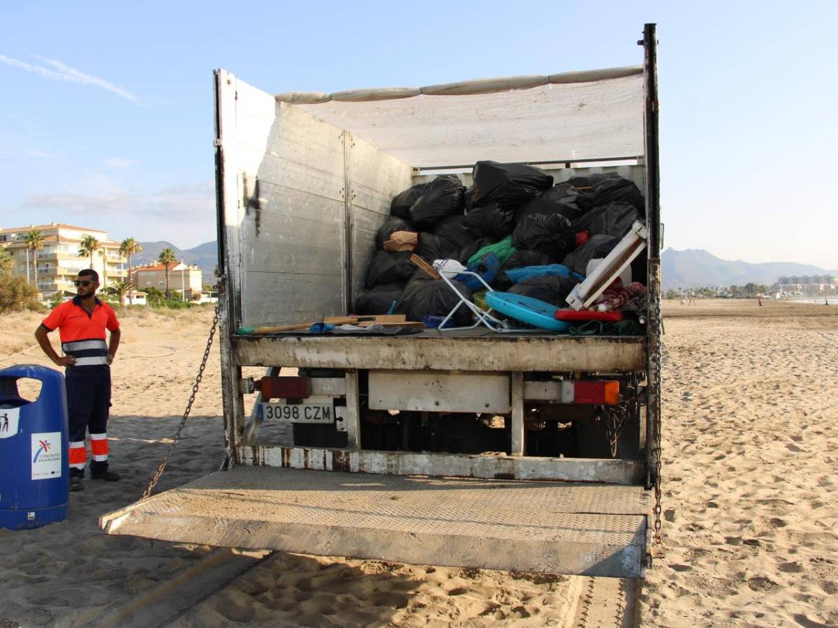 Las brigadas de Castellón recogen más de 800 kilos de basura diaria de las playas