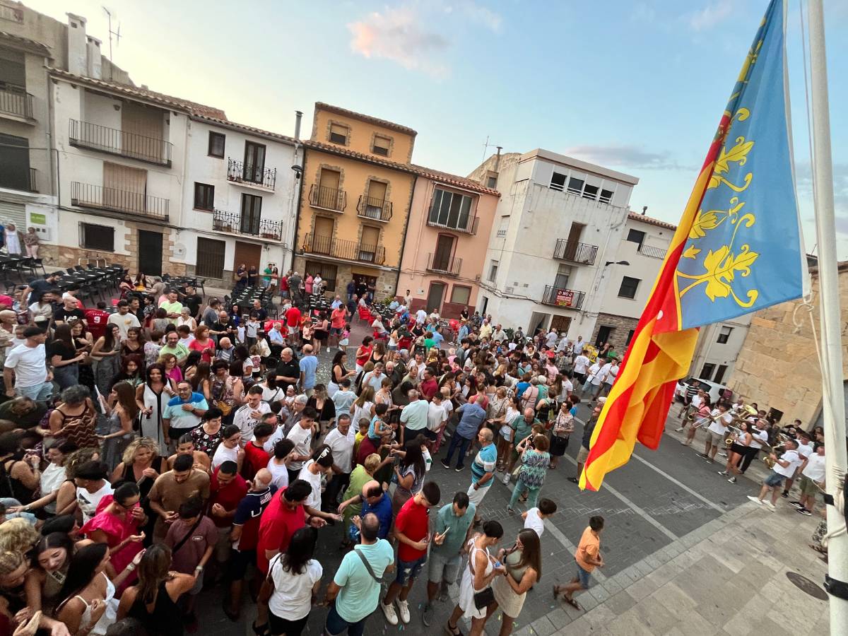 Este año, la encargada de prender la mecha desde el balcón del ayuntamiento ha sido Noel Manzanares.