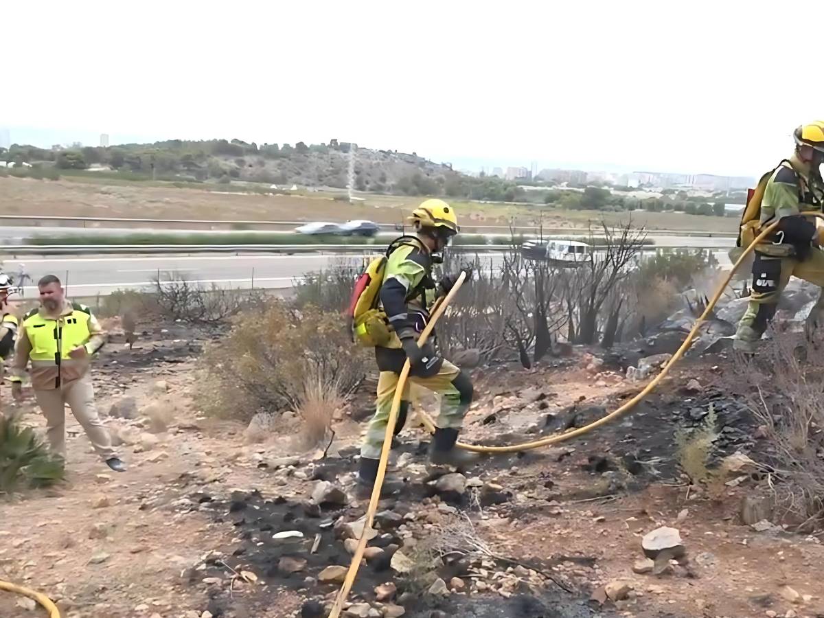 Los bomberos logran extinguir el incendio forestal de Benicàssim