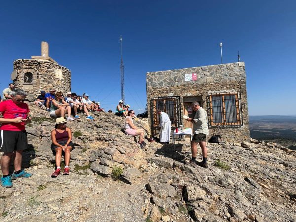 Misa dedicada a la Mare de Déu del Lledó en el pico de Penyagolosa