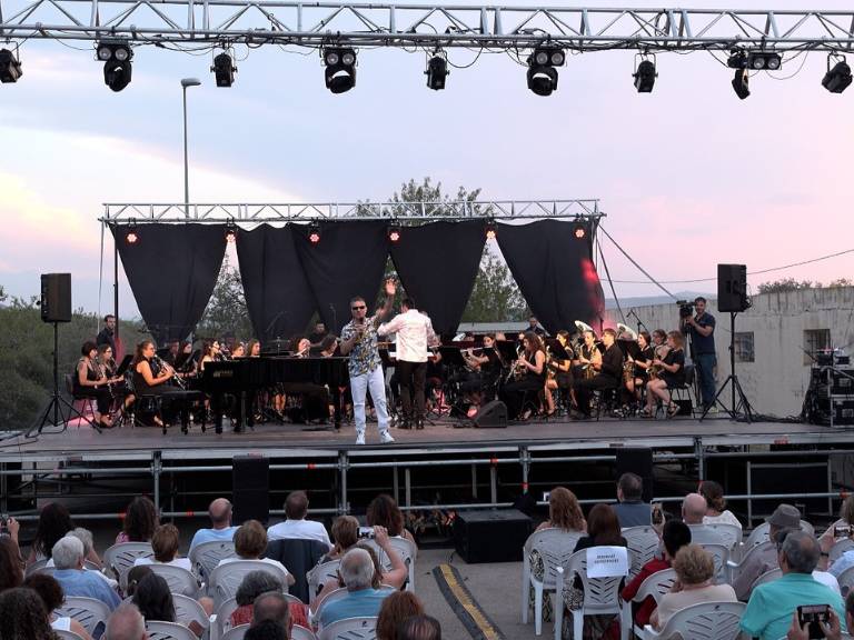 El concierto de Serafín Zubiri ofreció un recorrido por la historia musical española, interpretando canciones de los años 70, 80 y 90