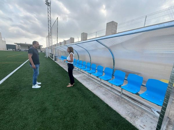 Nuevos banquillos en el campo de fútbol José Manuel Pesudo de Almassora