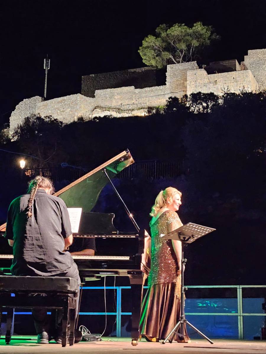 Oropesa del Mar acogió la inigualable y espectacular interpretación de la soprano Maite Alberola y el pianista José Ramón Martín