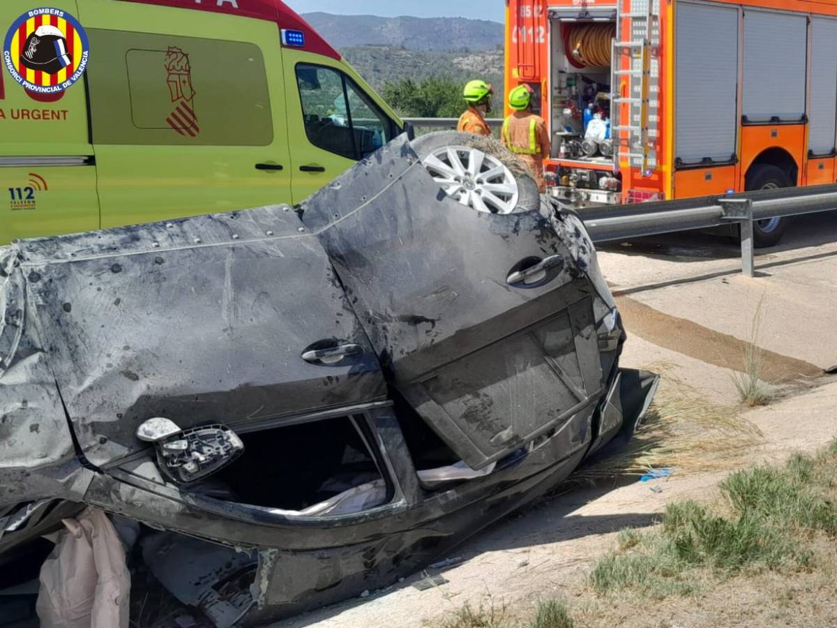 Debido al estado del coche tras el accidente, el hombre quedó atrapado en el vehículo y tuvo que ser rescatado por los bomberos.