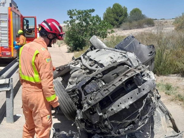 Rescatan a un hombre atrapado en su vehículo tras volcar en la A-7