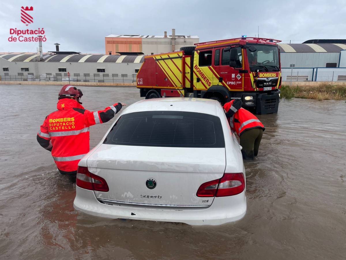 Rescate de dos personas de un vehículo atrapado por el agua en Vila-real