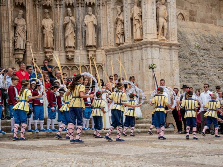 Las danzas de Arts i Oficis y los Teixidors, junto con los cuadros bíblicos de las Miraverges y Santetes son los principales elementos del octavo retablo