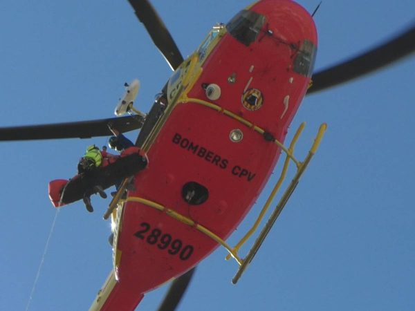 Se estrella un helicóptero al chocar con cableado eléctrico en La Albufera