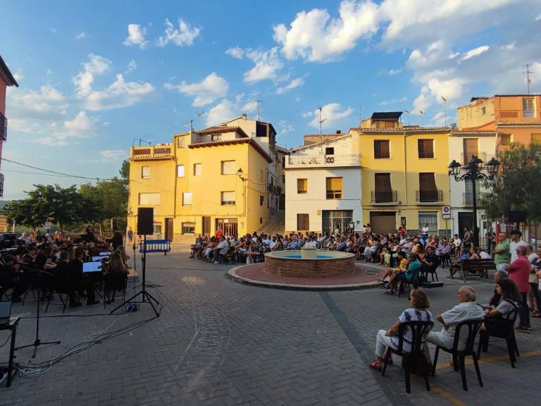 La plaza que lleva el nombre en honor a este Santo ha acogido un intenso calendario con concierto, juegos infantiles y ofrenda de flores.