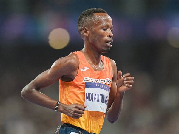 Thierry Ndikumwenayo bate el récord de España en la final olímpica de 10.000