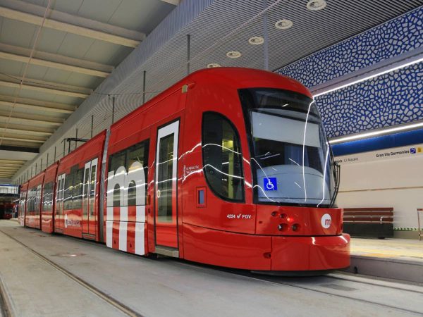 Un conductor se salta la barrera y es atropellado por un tranvía en Moncada