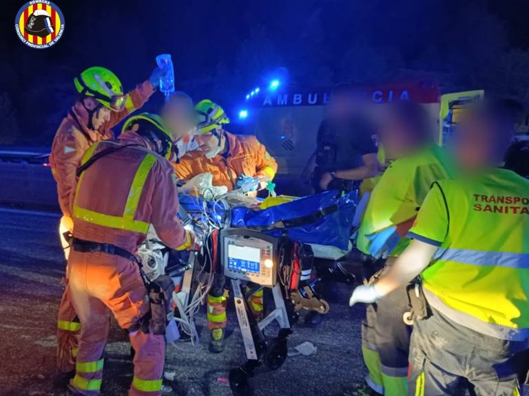 A su llegada, los bomberos lograron rescatar a dos personas que habían quedado atrapadas en el vehículo