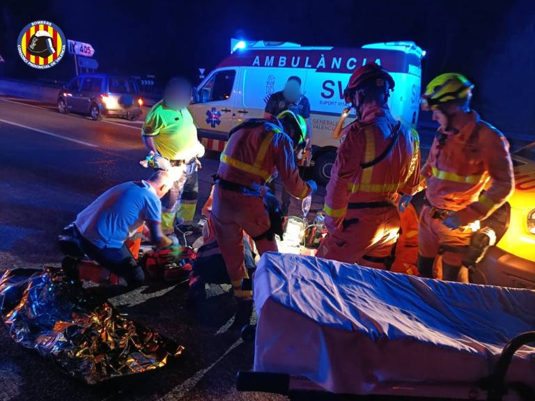 A su llegada, los bomberos lograron rescatar a dos personas que habían quedado atrapadas en el vehículo