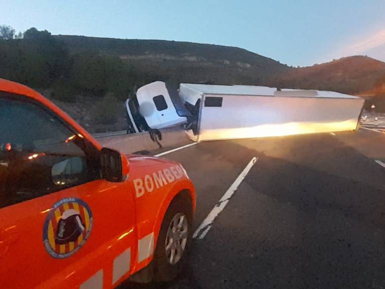 A su llegada, los bomberos lograron rescatar a dos personas que habían quedado atrapadas en el vehículo