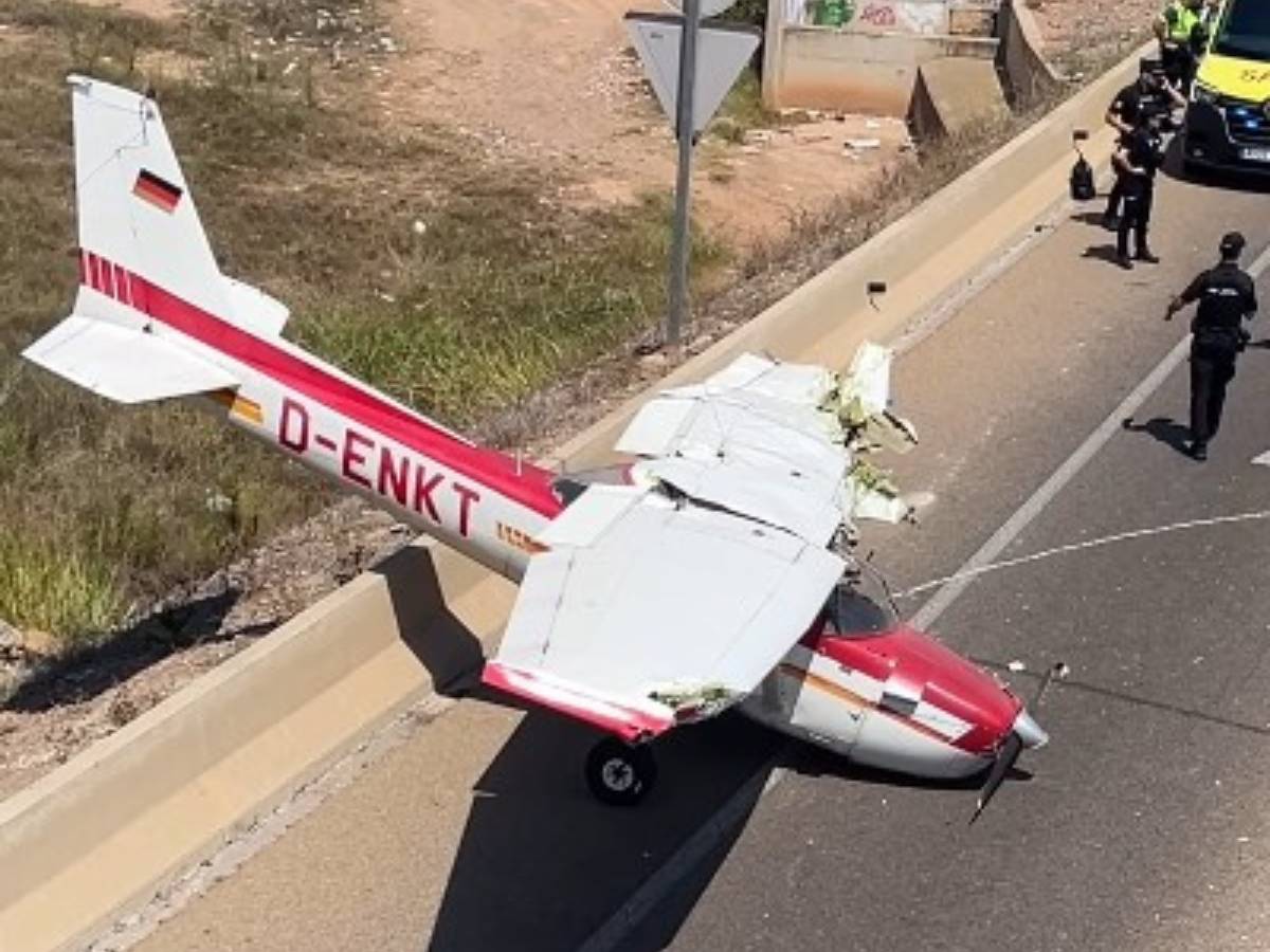 Una avioneta aterriza de emergencia en Castellón y es arrollada por un camión