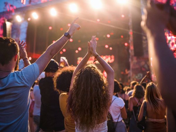 Una joven en la UCI tras caerle encima una estructura en el Arenal Sound