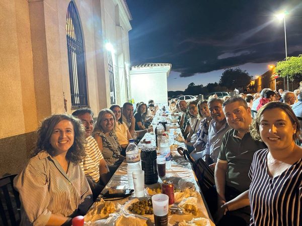 Una multitudinaria cena de ‘pa i porta’ abre las fiestas de la Pelejaneta