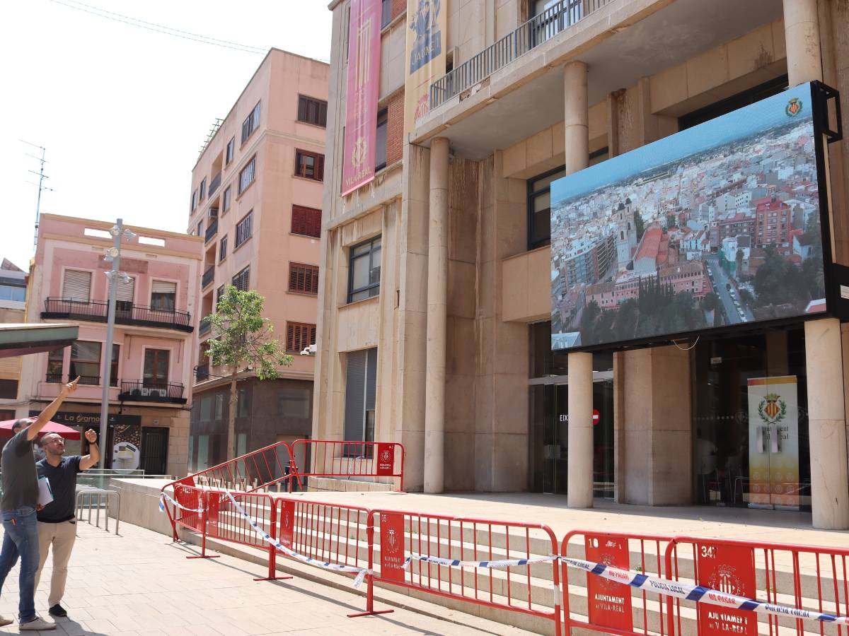 Urgente intervención en la fachada del Ayuntamiento de Vila-real