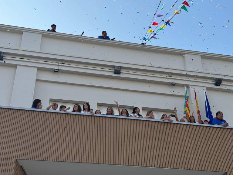 Después del ‘chupinazo’, la reina y su corte distribuyeron entre los asistentes un detalle especial para conmemorar esta edición de las fiestas.