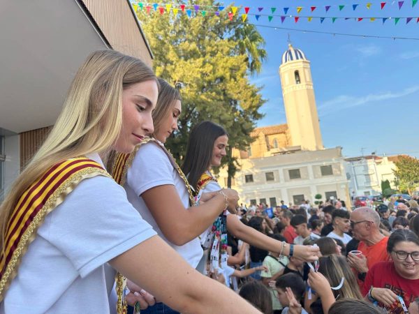 Vall d’Alba arranca sus fiestas patronales con un multitudinario ‘chupinazo’