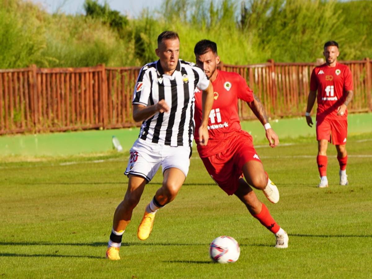 El Castellón se cobra otra víctima en pretemporada con una ajustada victoria en El Saler ante el Hércules y con los goles de Suero, De Miguel y Brian Cipenga (3-4).