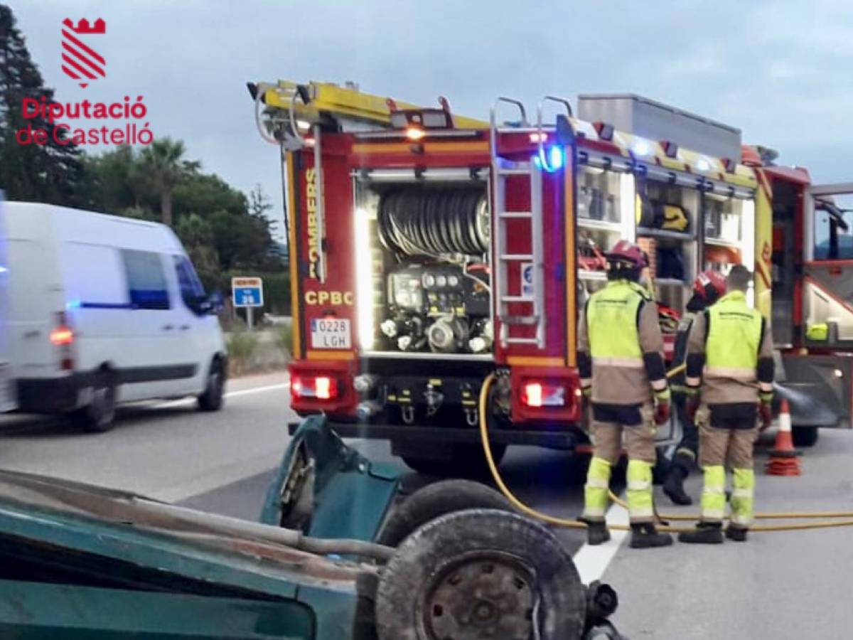 Vuelca un coche en un accidente de tráfico en la AP-7 de Les Alqueries