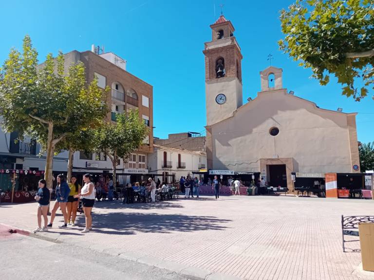 La localidad recibe con entusiasmo el inicio de la muestra, atrayendo a un gran número de visitantes que se preparan para explorar este fin de semana la variada oferta de los 70 stands.